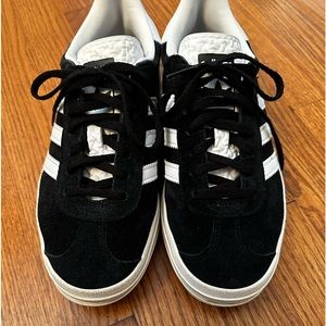 Women Adidas black US 6 1/2. I wear a 7 1/2. This shoe runs big